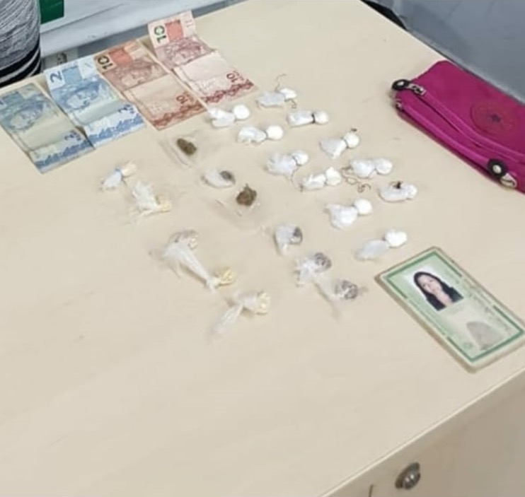 Suspeita de traficar drogas é presa em Manaus