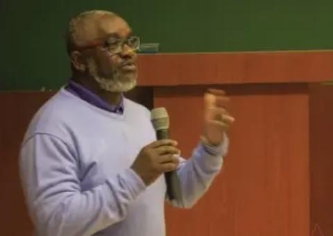 Professor da Unesp é xingado de macaco e esfaqueado em Bauru