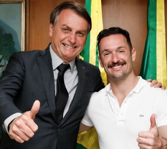 Diego Hypólito posa sorridente ao lado de Bolsonaro e é detonado na web 