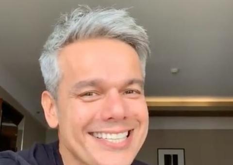 Otaviano Costa passa por transformação em salão de beleza e impressiona