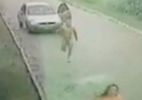 Taradão é preso após correr pelado atrás de mulher no meio da rua; veja vídeo