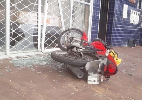 Acidente entre carro e motocicleta deixa uma pessoa ferida em Manaus