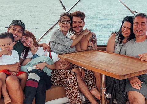 Pastora, mãe de Saulo Poncio surge nua abençoando casamento gay