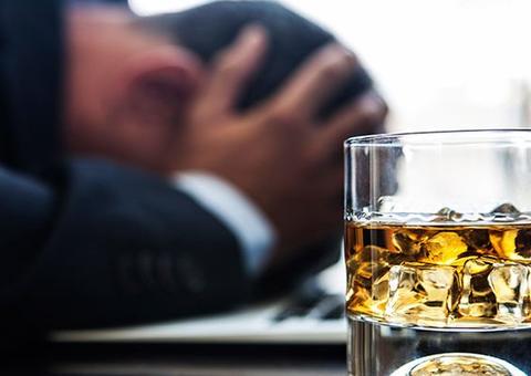 O que acontece se você misturar remédio e álcool?