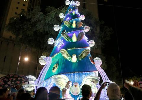 Em Manaus, ‘Natal do Abraço’ tem início com entrega da árvore da praça da Matriz