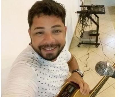 Corpo encontrado carbonizado em carro pode ser de cantor sertanejo