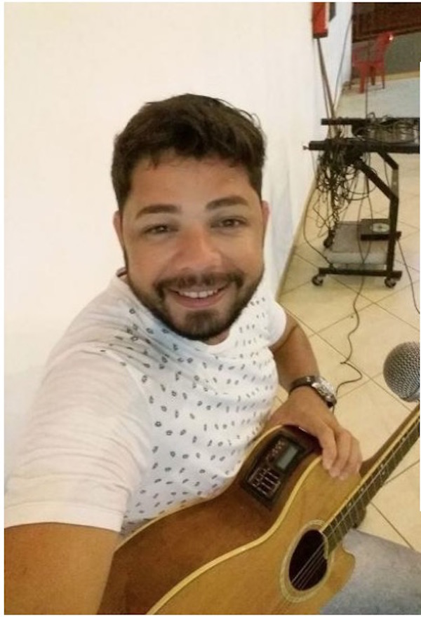 Corpo encontrado carbonizado em carro pode ser de cantor sertanejo