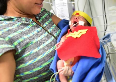 Bebês prematuros viram super-heróis na Maternidade Balbina Mestrinho