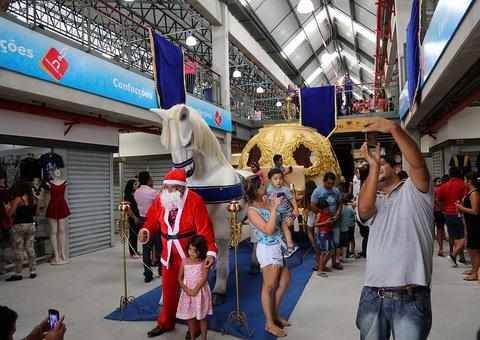 Espaço administrado pela prefeitura promove mega bazar e ação social em Manaus
