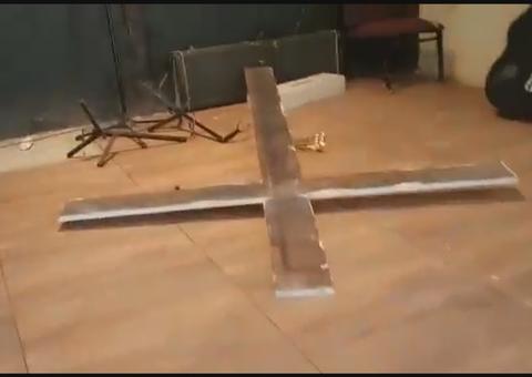 Vândalos depredam igreja, rasgam bíblias e fazem xixi em cruz 