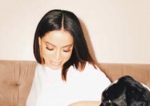 Anitta exibe bumbum mega volumoso e parte dos seios em pose ousada na cama