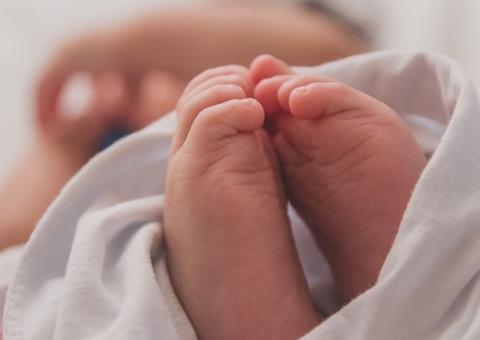 Em Manaus, recém-nascido cai da cama no meio da noite e morre