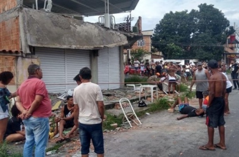 Durante jogo do Flamengo, grupo faz churrasco em laje e estrutura desaba