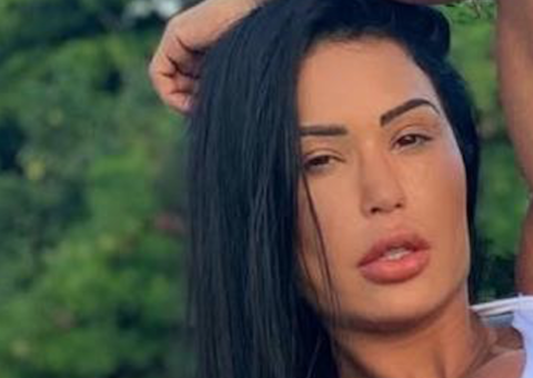 Gracyanne Barbosa tira alcinha de biquíni de fita e exibe bronzeado