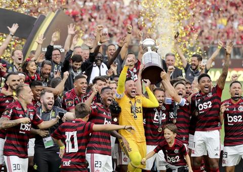 Fla chega ao Brasil e comemora taça da Libertadores com desfile em carro aberto no Rio