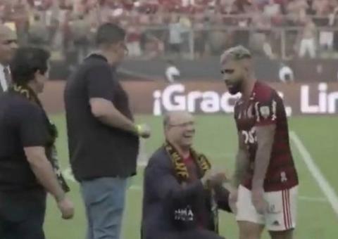 Ajoelhado aos pés de Gabigol, governador Witzel leva esnobada inacreditável do atacante