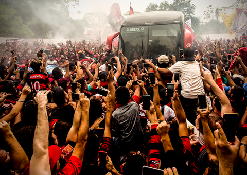 Multidão toma conta do centro do Rio para receber jogadores do Flamengo