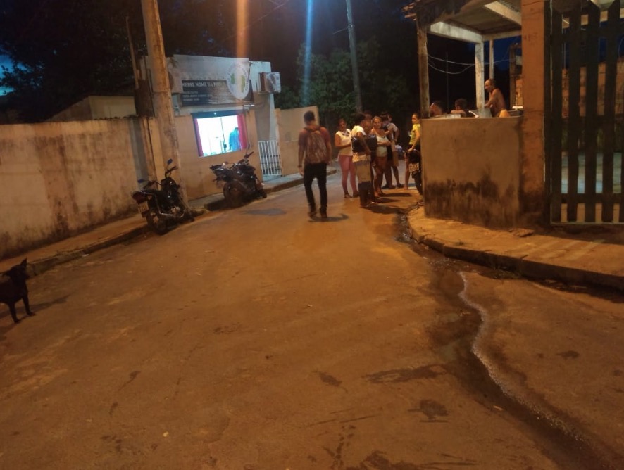 Com pés e mãos amarrados, jovem é jogado de carro e morto a pauladas em Manaus