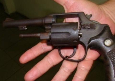 Novinhos são presos ao 'passearem' armados com motocicleta roubada em Manaus