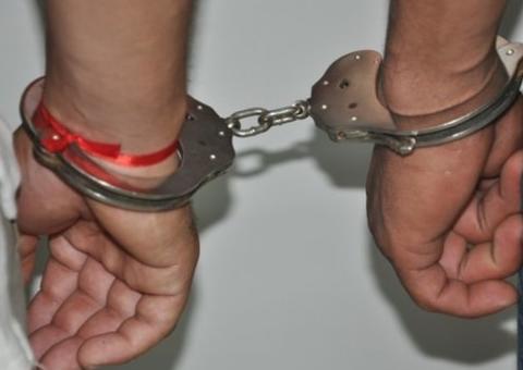 Em Manaus, dupla  é presa após assaltar e ameaçar passageiros de ônibus com faca