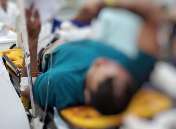 Motociclista quase tem cabeça esmagada após carreta tombar sobre ele em Manaus