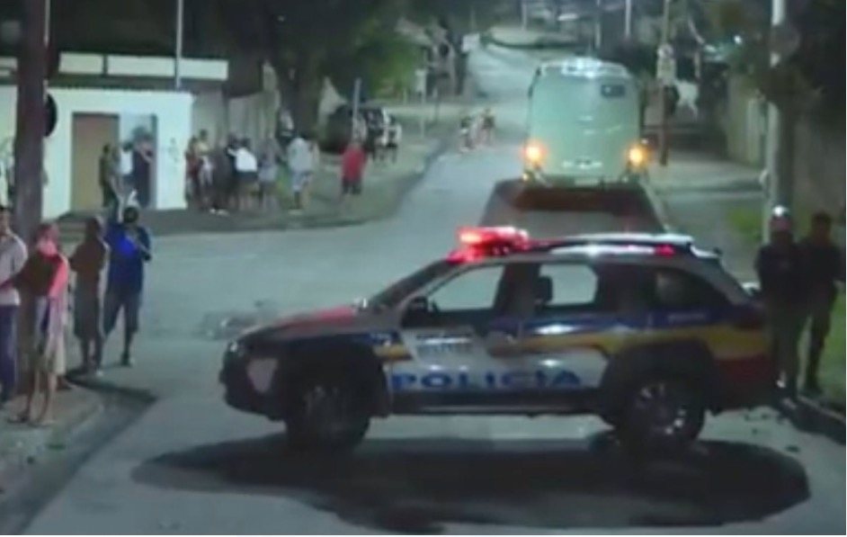 Bebê cai do colo da mãe e morre ao ser atropelado por ônibus