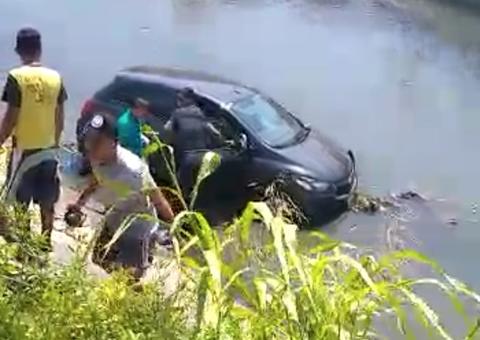Motorista perde controle do carro e vai parar dentro de igarapé em Manaus