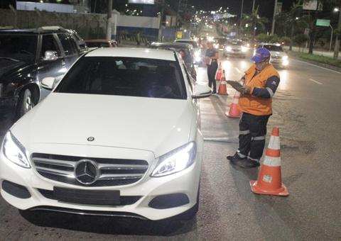 Detran flagra mais de 30 motoristas embriagados e um acaba preso em Manaus 
