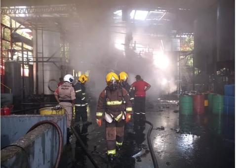 Parte de fábrica pega fogo em Manaus