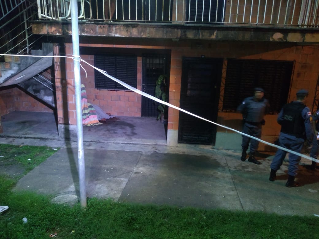 Assassinos perseguem e matam homem na casa da namorada em Manaus