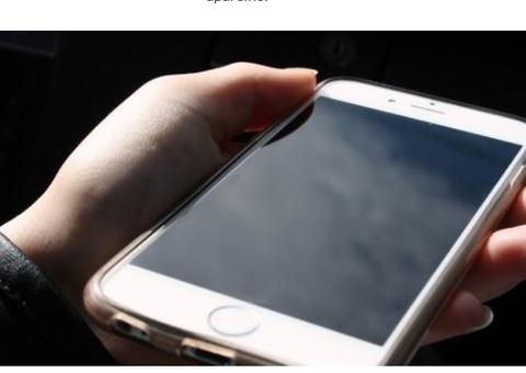 Mulher cai em emboscada e é presa vendendo celular roubado em site de venda