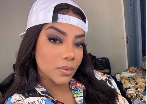 De bumbum para cima, Ludmilla surge em foto rara com os cabelos naturais 