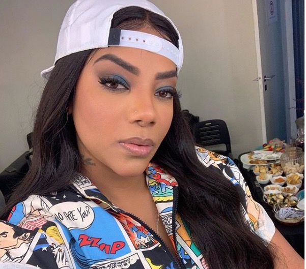 De bumbum para cima, Ludmilla surge em foto rara com os cabelos naturais 