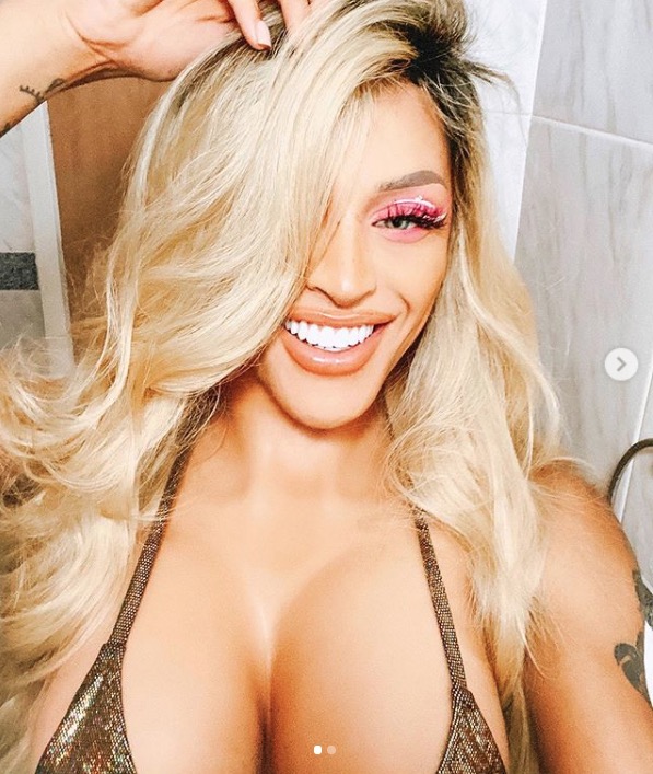 Com seios gigantes, Pabllo Vittar surge de loira fatal com decotão
