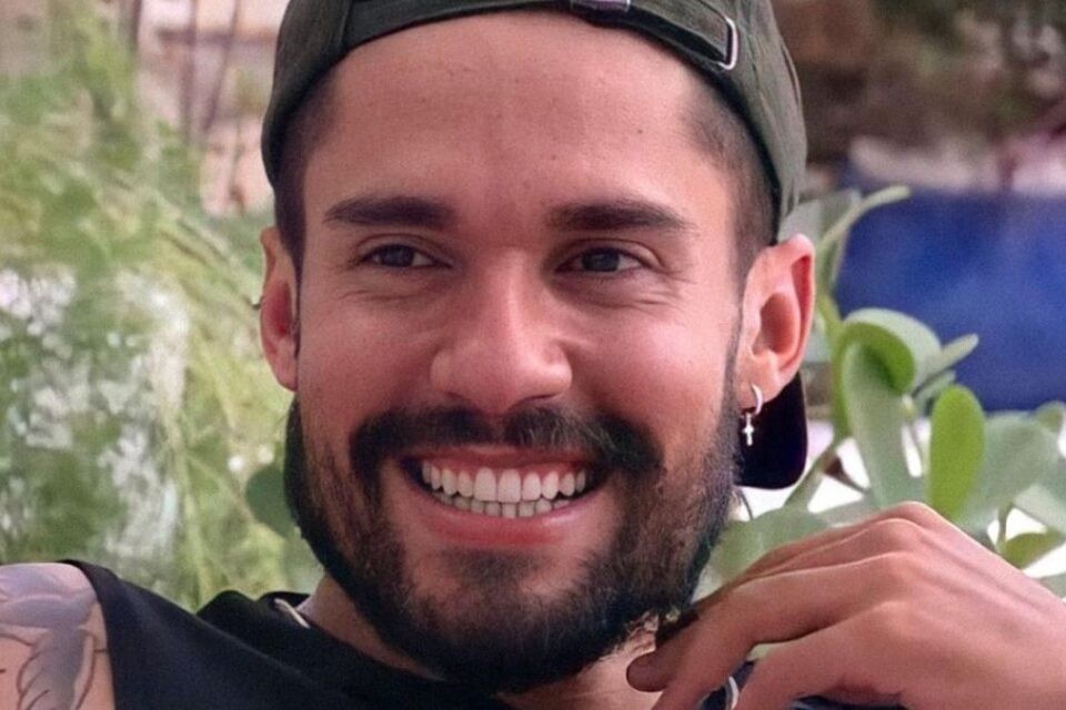 Vídeo: Ex-BBB Bil Araújo é o segundo finalista de A Fazenda 13