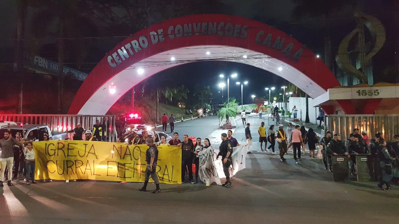 Manifestantes recebem Bolsonaro em frente ao Canaã: 'Igreja não é curral eleitoral'