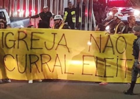 Manifestantes recebem Bolsonaro em frente ao Canaã: 'Igreja não é curral eleitoral'