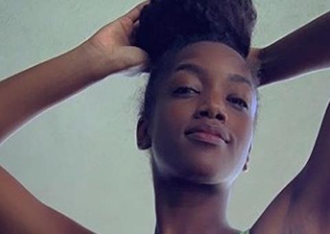 Iza exibe curvas espetaculares a bordo de maiô cavado: 'que mulher é essa?'