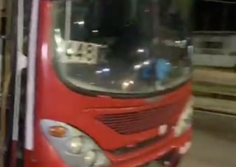 Passageira é esfaqueada durante assalto a ônibus em Manaus 