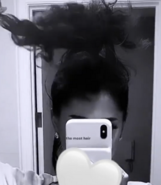 Ariana Grande impressiona ao mostrar cabelo natural em clique raro