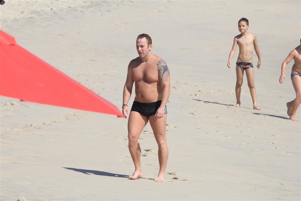 Sergio Hondjakoff, o Cabeção de 'Malhação', surge irreconhecível em praia