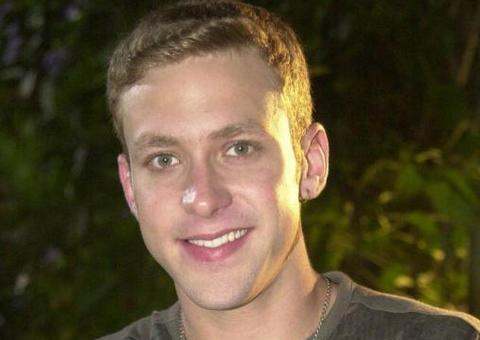 Sergio Hondjakoff, o Cabeção de 'Malhação', surge irreconhecível em praia