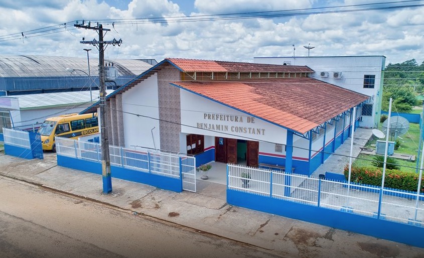 Prefeito promete pagar 13º de servidores após assumir compromisso com MP no Amazonas