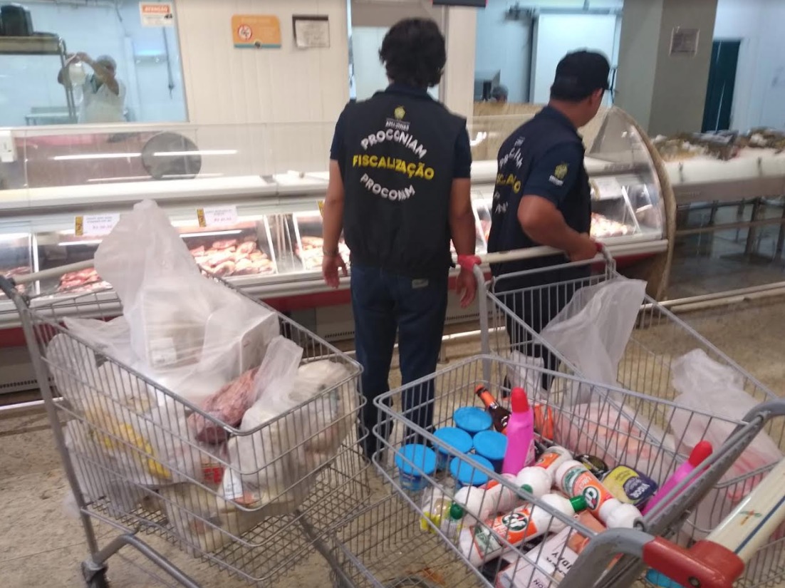 Procon apreende 128 quilos de produtos em supermercado de shopping de Manaus