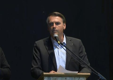 Jair Bolsonaro abre fesPIM e ganha abacaxi em Manaus