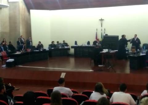 Vídeo: Promotor e advogado de defesa batem boca durante julgamento de Sotero em Manaus