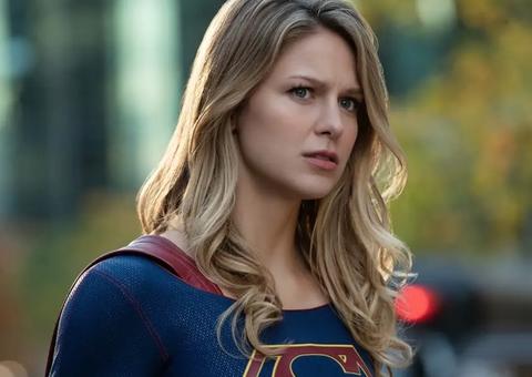 Em relato chocante, estrela de 'Supergirl' revela agressões do ex: 'arrastada no concreto pelos cabelos'