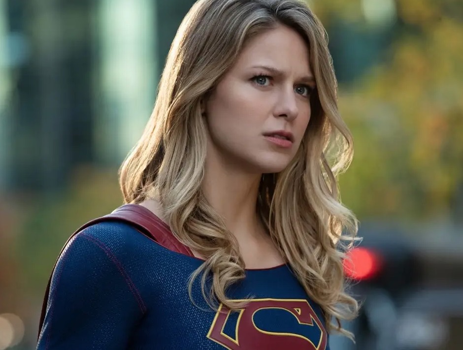 Em relato chocante, estrela de 'Supergirl' revela agressões do ex: 'arrastada no concreto pelos cabelos'