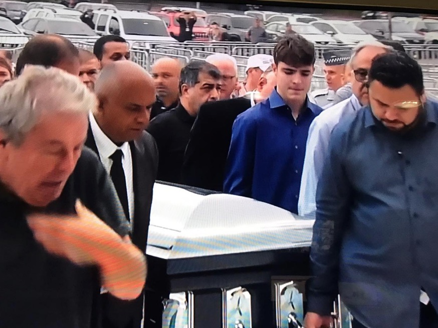 Emocionado, filho de Gugu carrega caixão do pai e é consolado