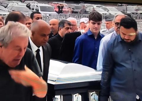 Emocionado, filho de Gugu carrega caixão do pai e é consolado